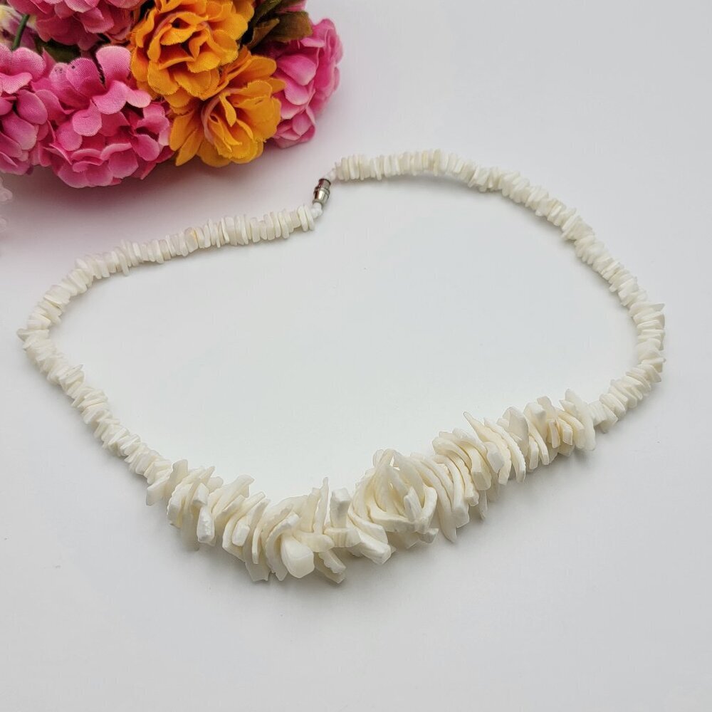 Vintage Hawaiian Puka Shell Necklace 19.5 in White Chunky Barrel Clasp Statement